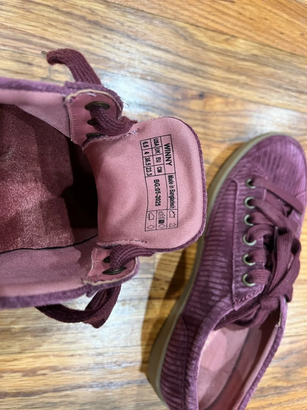Vionic Suede Winny Sneaker Women's 6.5 Cherry Jubilee Corduroy‎ Purple